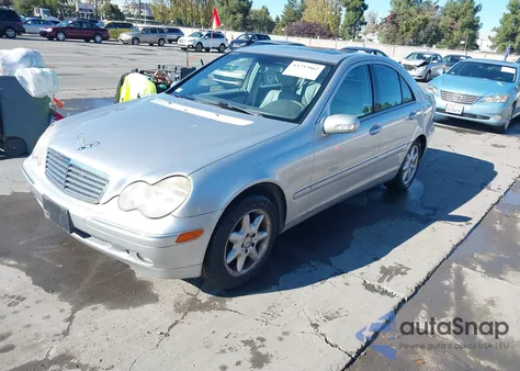 2002 Mercedes-Benz C 240 из США, поврежденный, VIN WDBRF61J62F169485